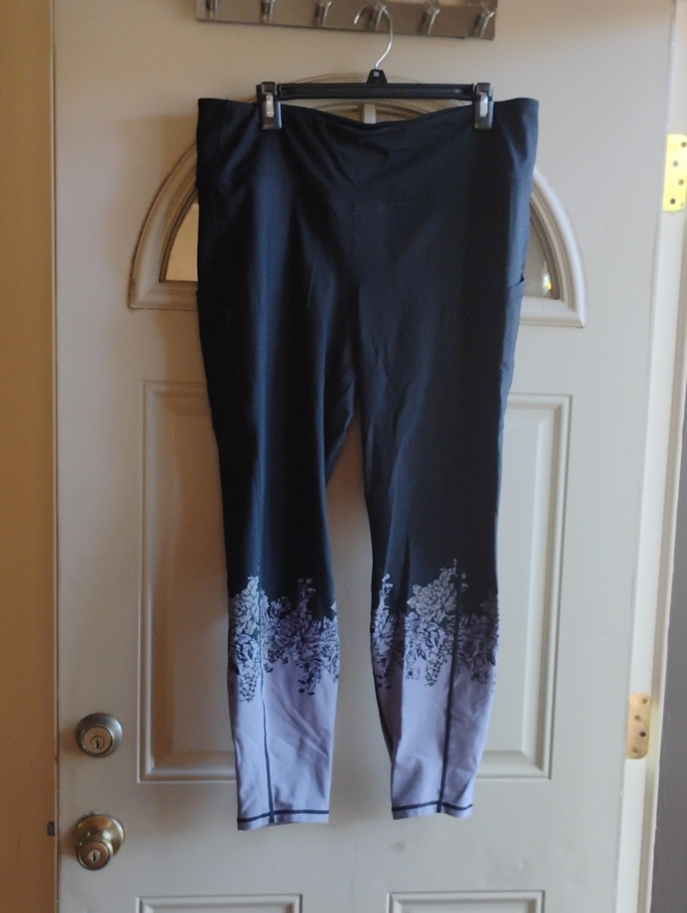 Womens' Black to Light Gray Ombre Floral Active Leggings